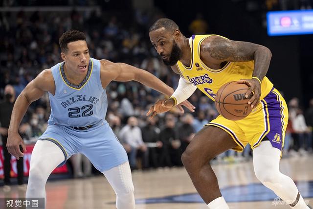 戴帽收获比赛用球！谢文能在足球上签牛×，克雷桑说知道什么意思