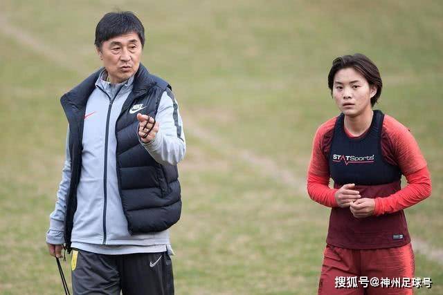 每体：关于巴萨用藤森给奥尔莫注册的猜测不实